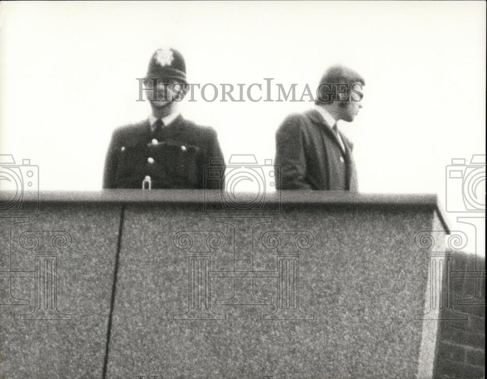 1973 Press Photo a plain clothes policeman and a uniformed policeman - Historic Images