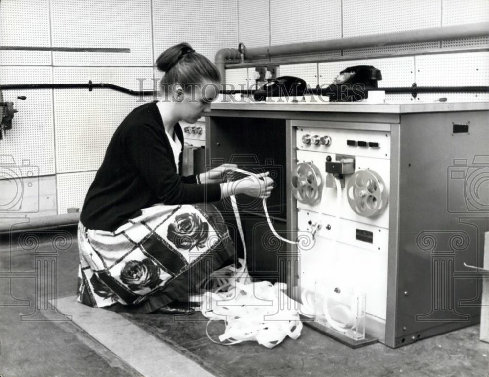 Press Photo Operator Preparing Transmission Data Jodrell Bank Radio Telescope - Historic Images