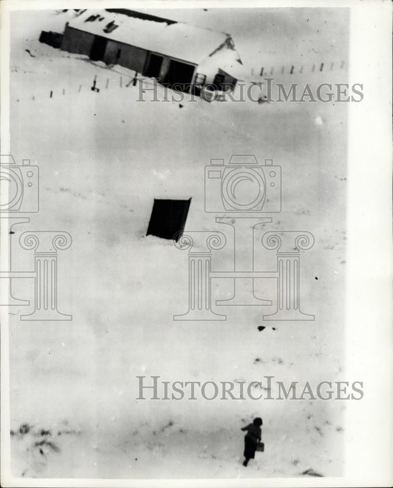 1955 Press Photo Food dropped by Helicopter to snowed in Scottish people - Historic Images