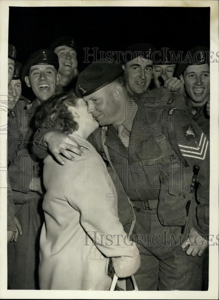 1956 Press Photo Sergeant John Paxton, of Kingstong, Surrey and wife - Historic Images
