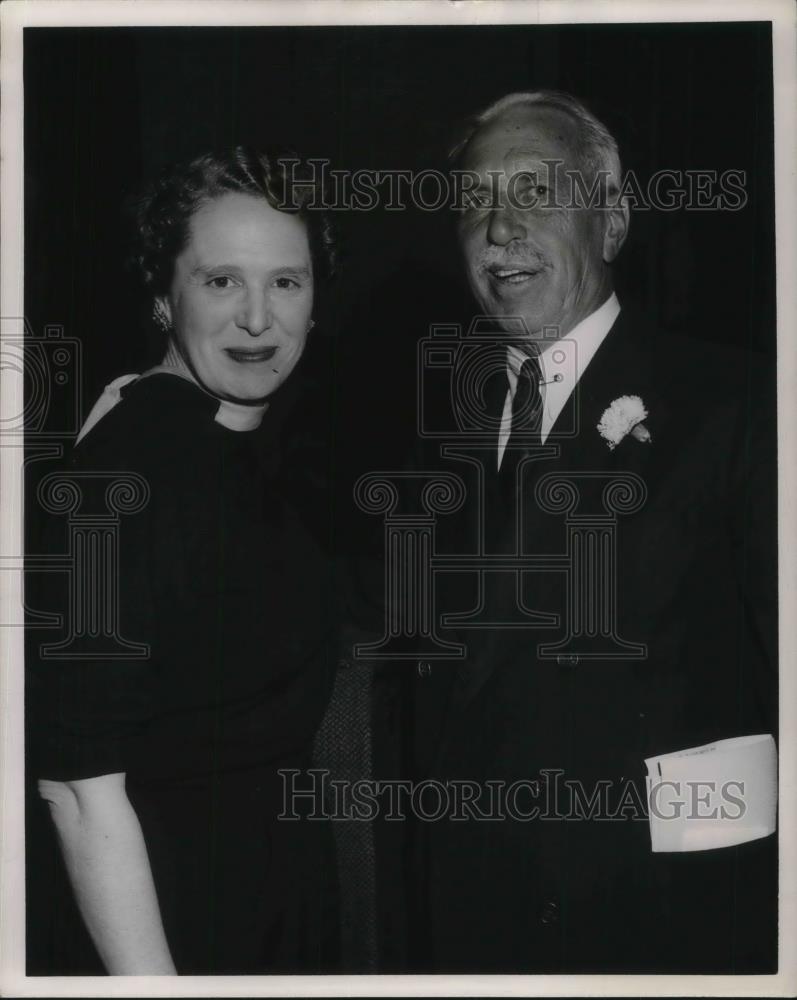 1952 Press Photo Elton Hoyt II Southdown Farms and his niece New York - Historic Images
