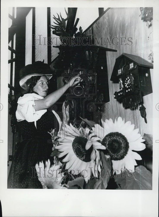 Press Photo A Woman Works On A Wall Clock - Historic Images