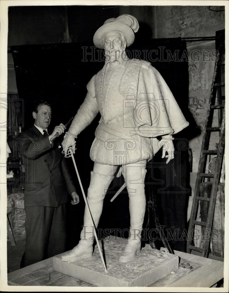 1957 Press Photo New Statue of Sir Walter Raleigh For London - Historic Images