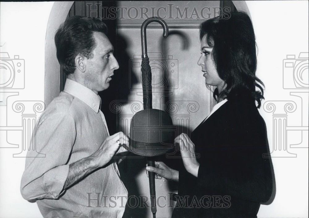 Press Photo German ''Emma Peel'' Friedel Frank & manager Heinz Browers - Historic Images