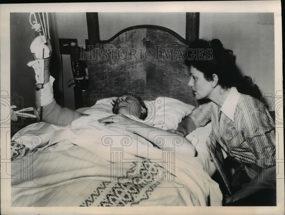 1948 Press Photo Mrs. Mae Reuther with her UAW president Walter at the hospital - Historic Images