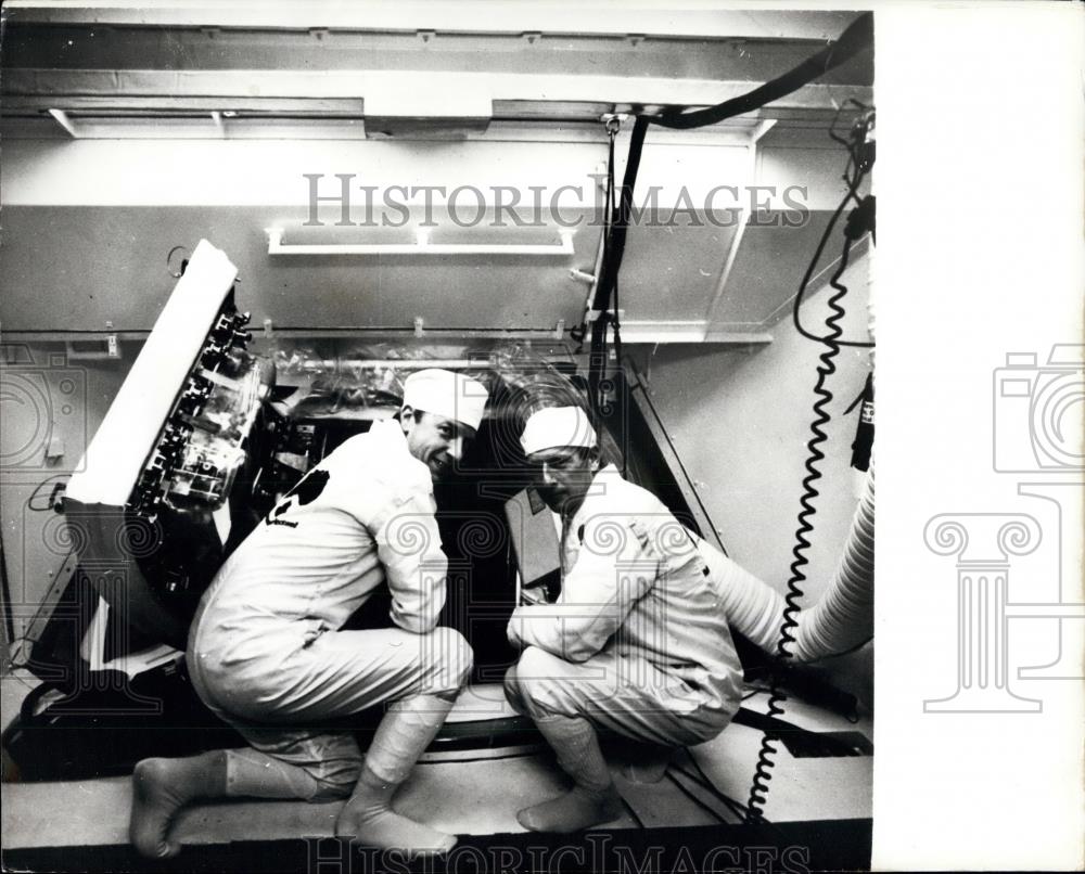 1973 Press Photo Skylab Astronauts Inspect Command Module Paul Waitz Conrad - Historic Images