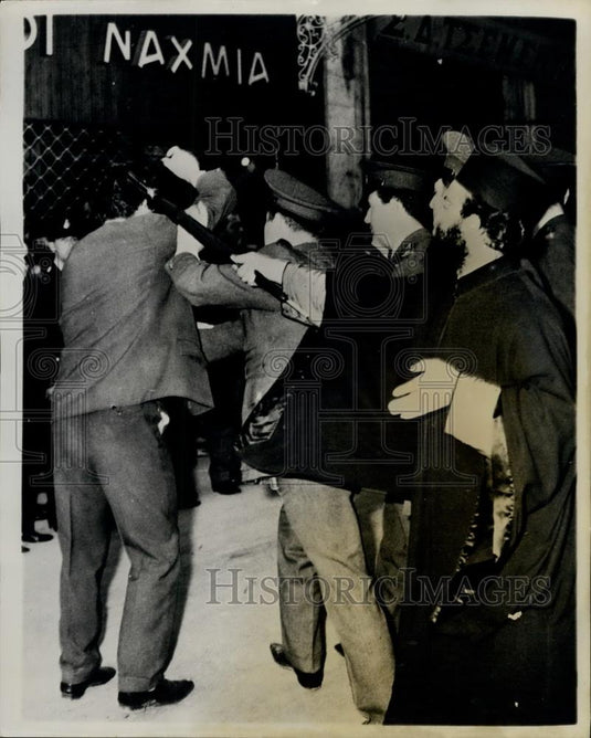 1965 Press Photo bishops striking a man with his umbrella - Historic Images