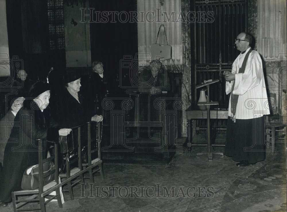 1977 Press Photo Monsignor Lefebre Coaches Prayer Paris Traditional Church - Historic Images