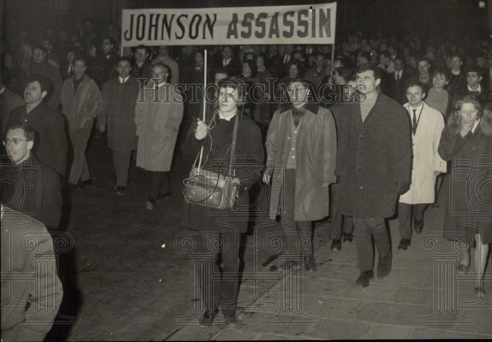 Press Photo Communists Protest Against Vietnam War - Historic Images