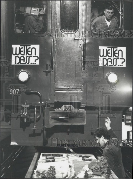 1989 Press Photo a Swiss engine driver and tiny replica trains - Historic Images