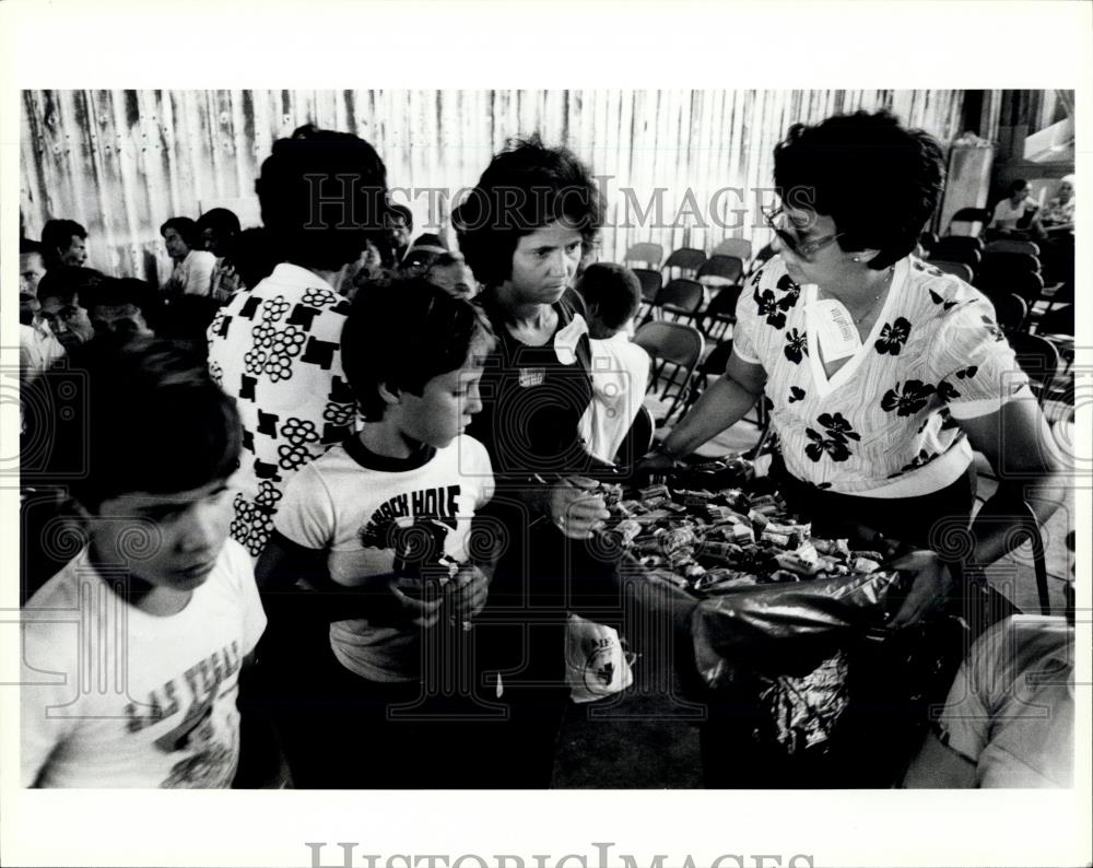 Press Photo Adult and Young Cuban refugees - Historic Images