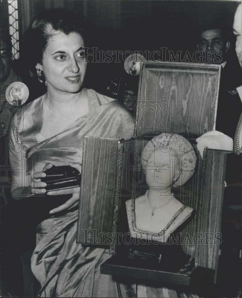 1965 Press Photo Daughter Of Pandit Nehru Indira Gandhi Receiving Award - Historic Images