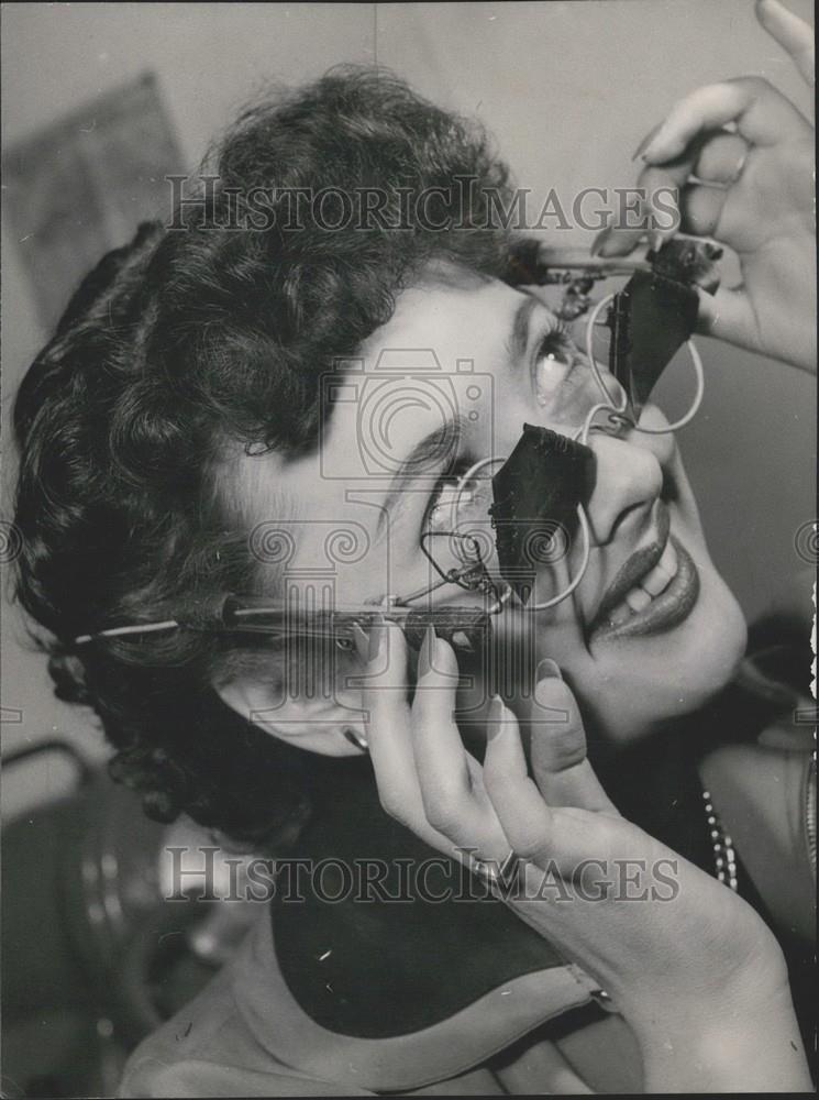 1954 Press Photo Set of sunglasses at German exhibition in Wiesbaden. - Historic Images