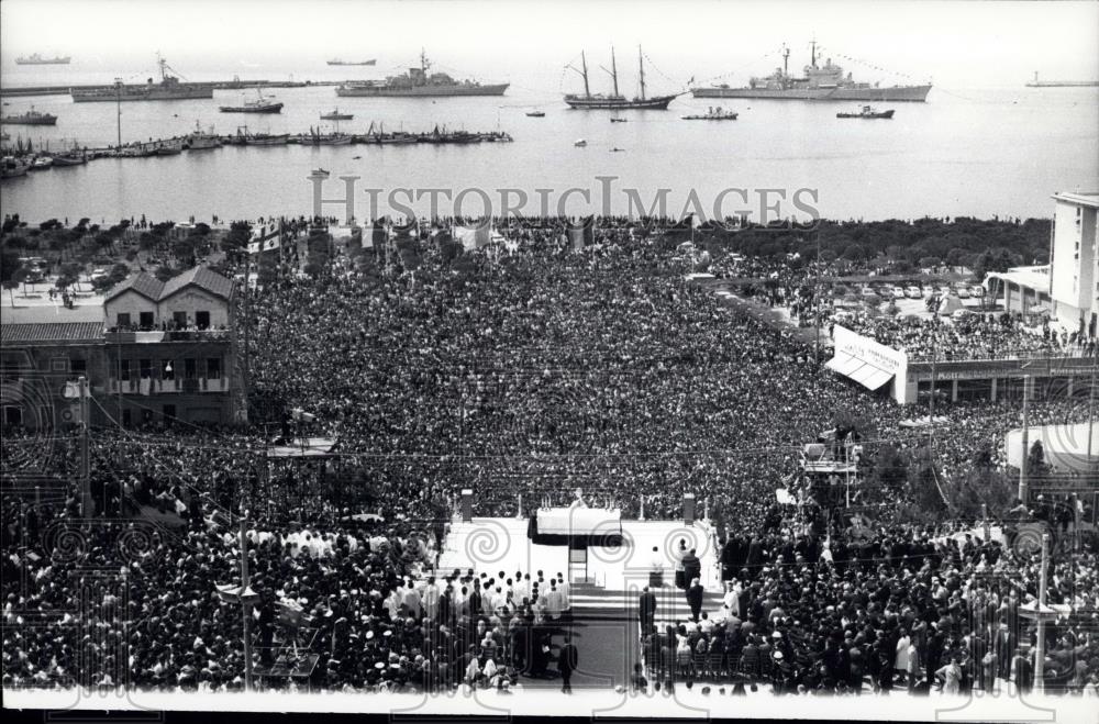 1970 Press Photo Pope Paul VI Giving Speech Crowd Sardinia Visit Celebrations - Historic Images