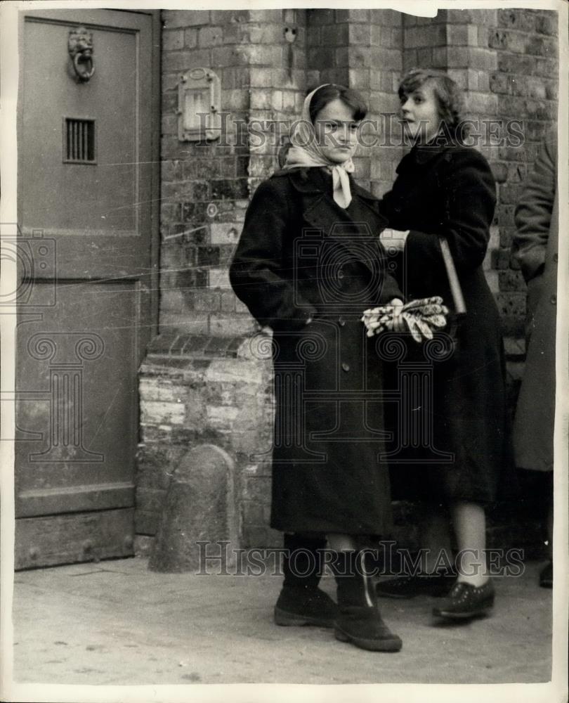 Press Photo Hungarian Refugees Want to Remain in Britain - Historic Images