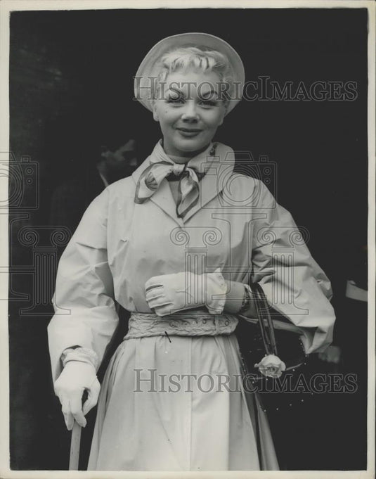 1954 Press Photo Ice Skater Gloria Nord Attends Court - Historic Images