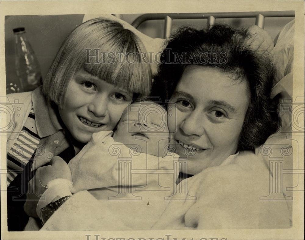 1958 Press Photo Hungarian Stowaway wife has a baby boy: Mrs. Julia Farkas, - Historic Images