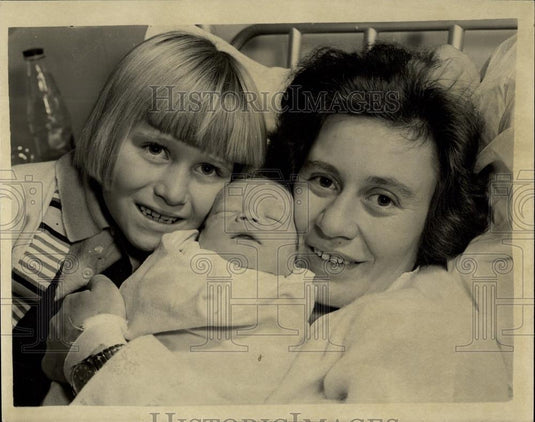 1958 Press Photo Hungarian Stowaway wife has a baby boy: Mrs. Julia Farkas, - Historic Images