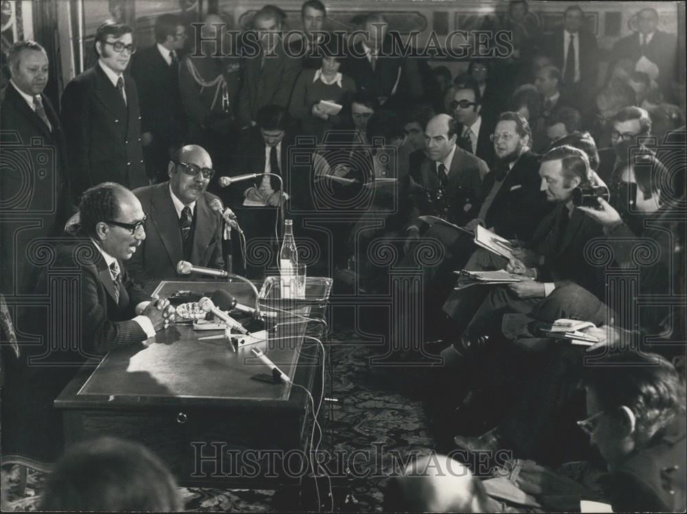 1975 Press Photo President Sadate at a Press Conference in Paris - Historic Images