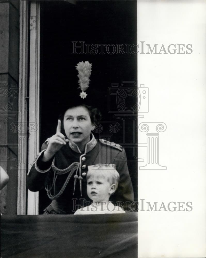 1966 Press Photo Queen &amp; Members of Royal Family on Balcony - Historic Images