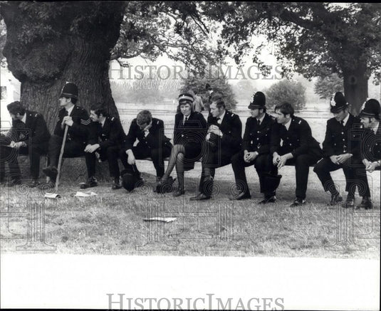 1974 Press Photo Police rest after clash with Pop Fans In A "Clear Out" Raid - Historic Images