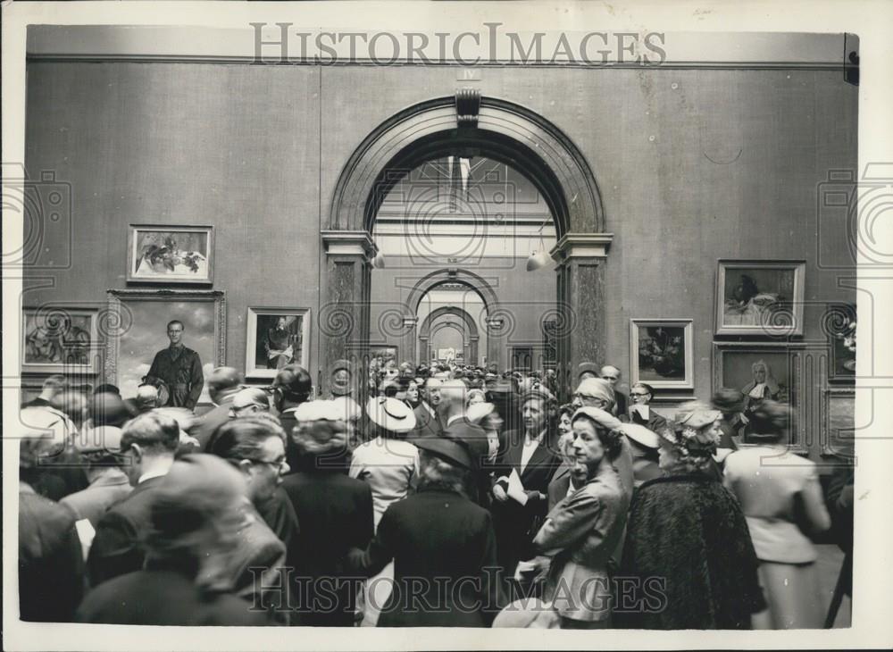 1956 Press Photo Private View Day Royal Academy Crowds - Historic Images