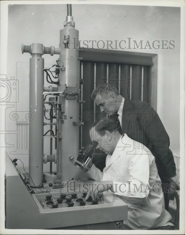 1960 Press Photo Opening of Electron Microscopy Unit at St. Thomas Hospital - Historic Images