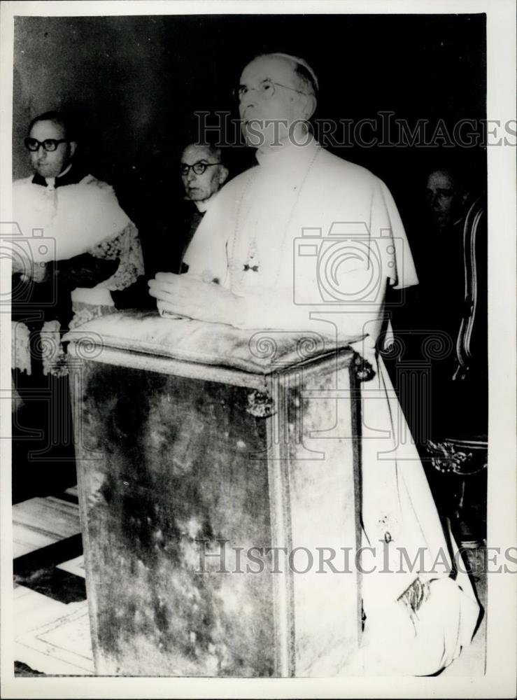 1958 Press Photo Pope as he prayed in the private chapel at Castle Gandolfo. - Historic Images