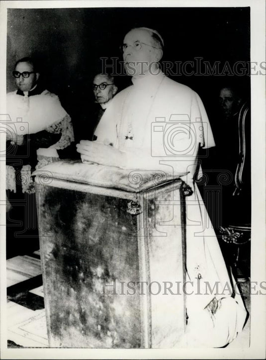 1958 Press Photo Pope as he prayed in the private chapel at Castle Gandolfo. - Historic Images