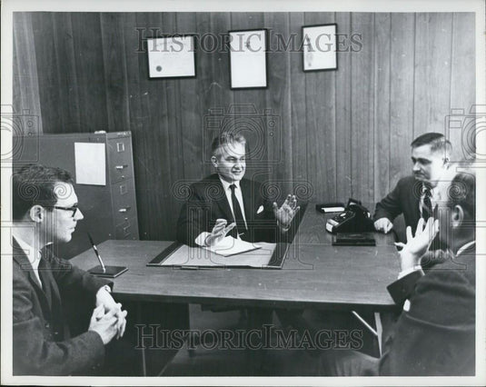Press Photo Business Men talking - Historic Images