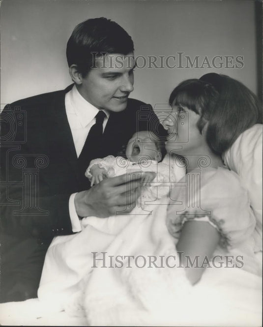 1965 Press Photo Actor/Singer Jess Conrad Gets New Baby & New Play In Same Month - Historic Images