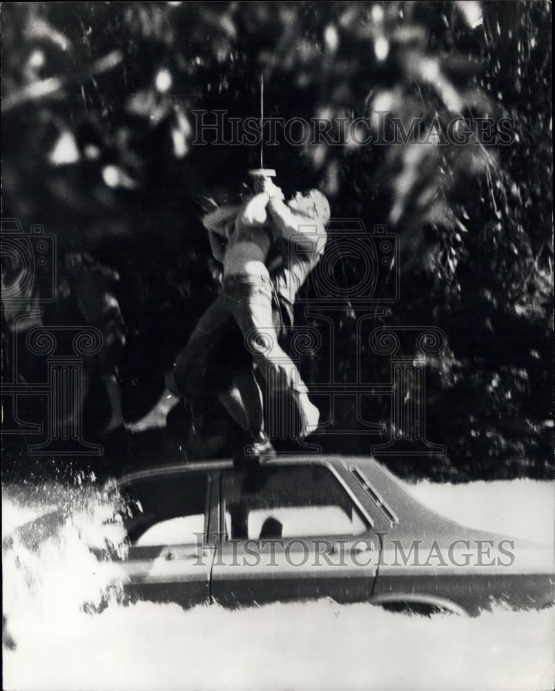 1974 Press Photo A rescue helicopter pulls people from car crash in river - Historic Images