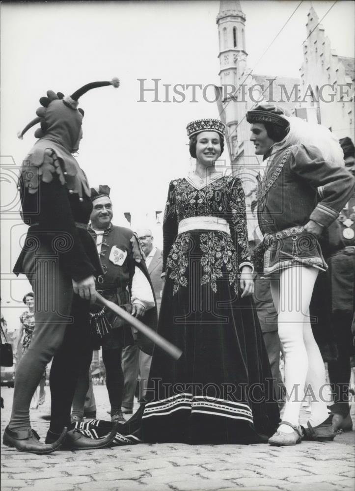 1962 Press Photo Princess Jadwiga with their court joker in German festival - Historic Images