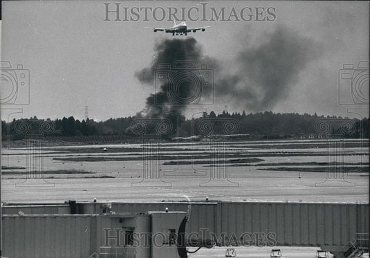 Press Photo Boeing 747 coming in over Narita in Japan - Historic Images