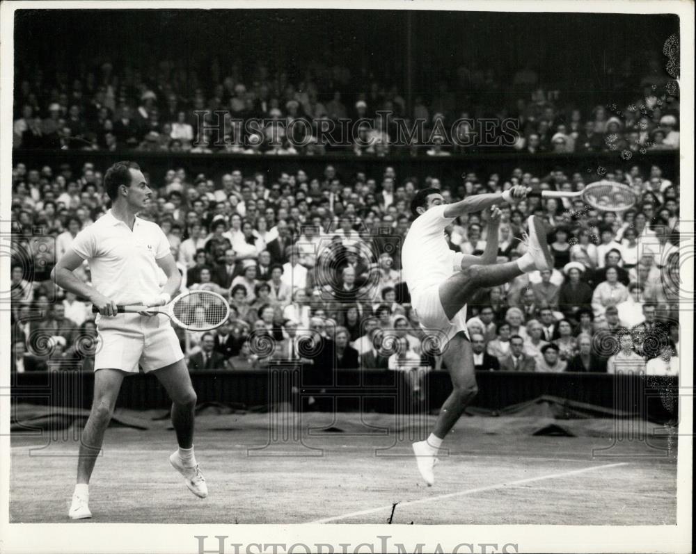 1970 Press Photo Mike Davies smashes as Bobby Wilson looks on - during the match - Historic Images