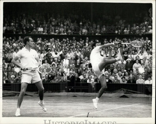 1970 Press Photo Mike Davies smashes as Bobby Wilson looks on - during the match - Historic Images