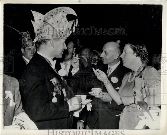 1953 Press Photo Queen Juliana of the Netherlands at Carnival at Dutch Palace - Historic Images