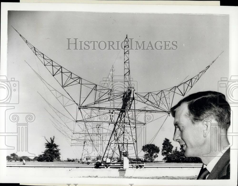 1961 Press Photo Professor Martin Rye Large Radio Telescope Cambridge - Historic Images