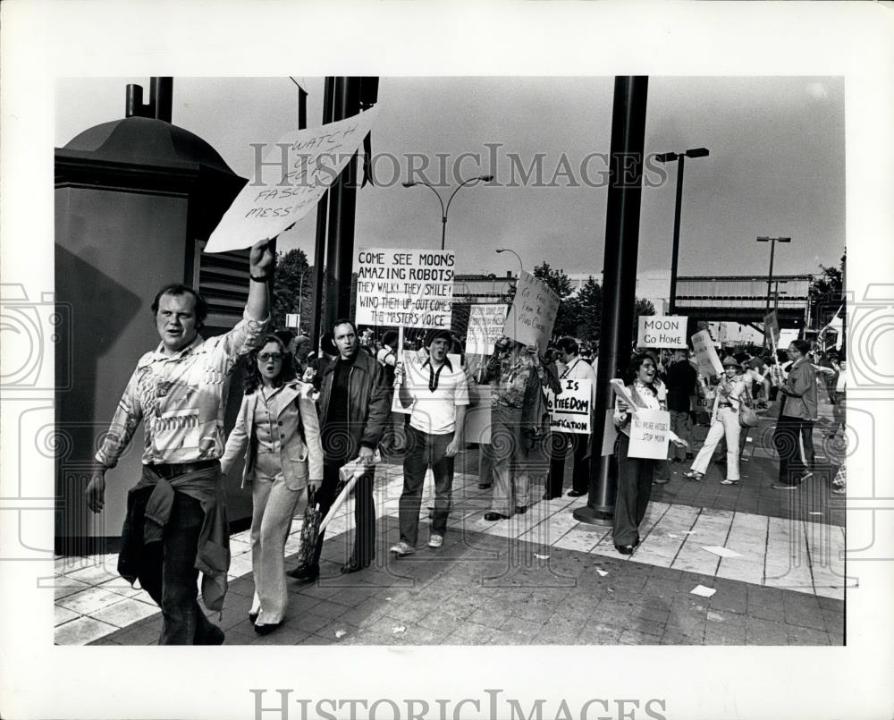 1976 Press Photo Protesting RW Moon&#39;s Unification church Yankee Stadium - Historic Images