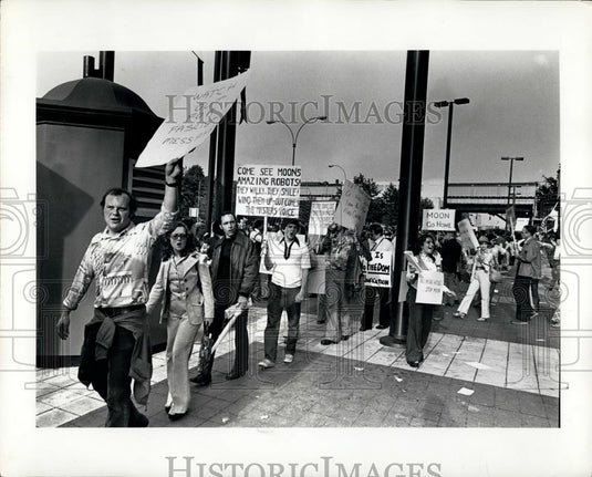 1976 Press Photo Protesting RW Moon's Unification church Yankee Stadium - Historic Images