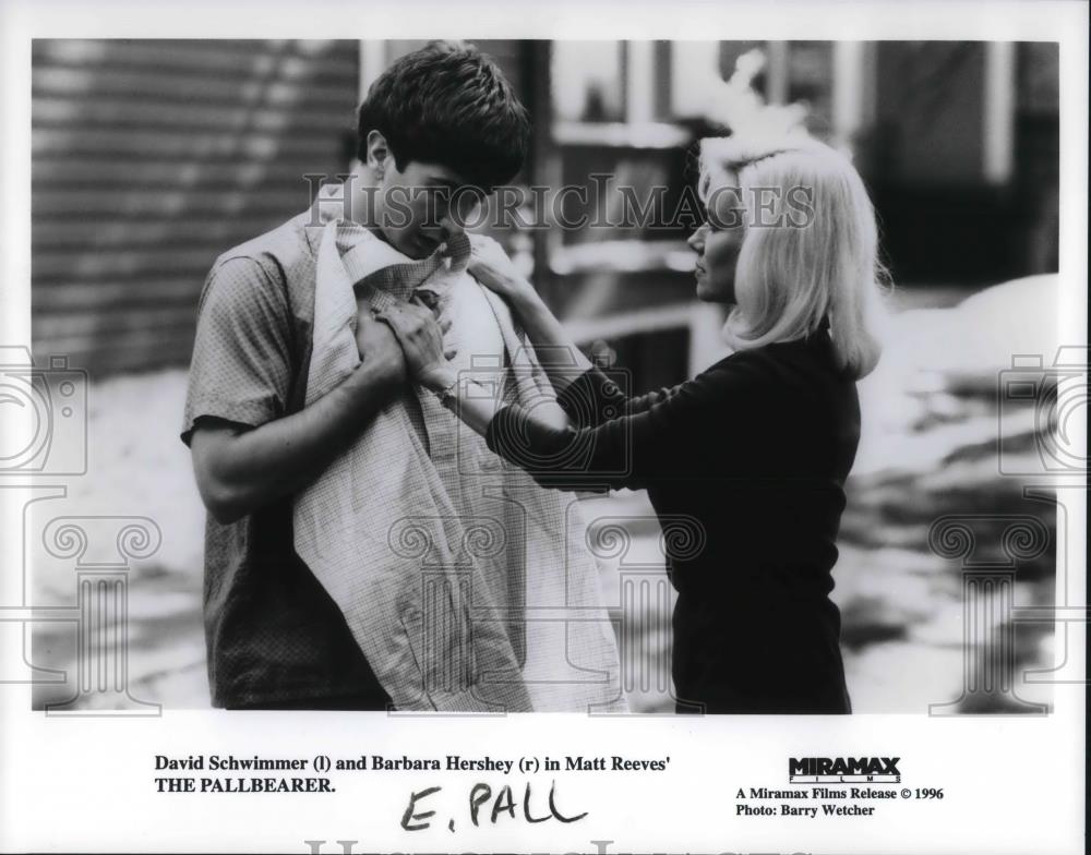 1996 Press Photo David Schwimmer and Barbara Hershey in "The Pallbearer" - Historic Images