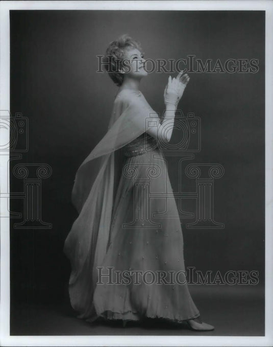 1974 Press Photo Hildegarde - cvp21219 - Historic Images