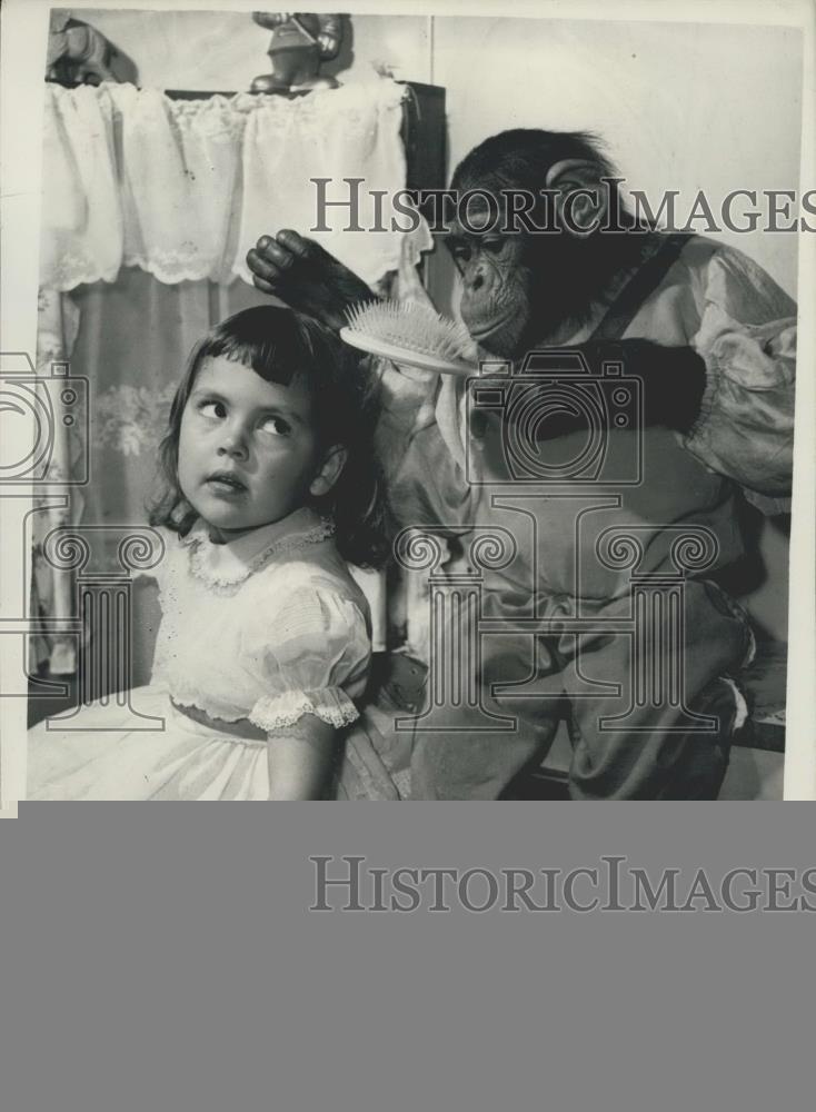 1957 Press Photo Newcastle: &quot;Kasper&quot; the chimp and child Yasmin - Historic Images