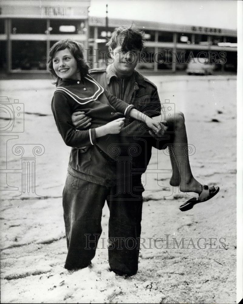 1972 Press Photo A soldier rescues a lady in 3 ft deep of Hail stones - Historic Images