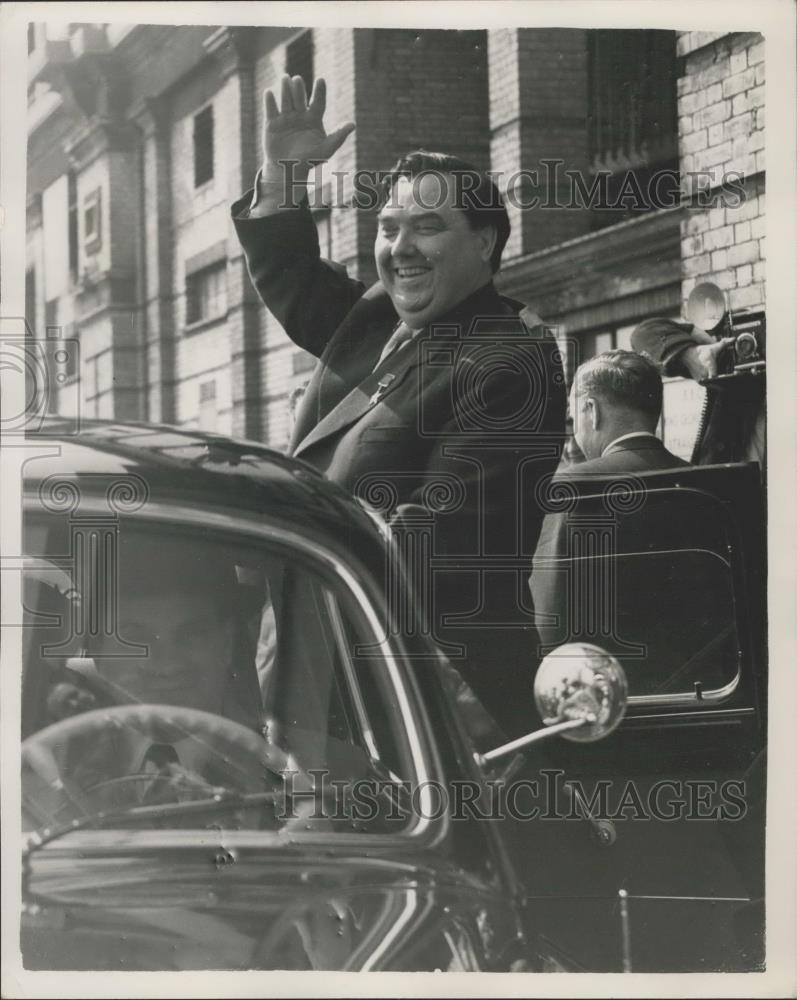 1956 Press Photo Mr. Malenkov stands on the running board of his car - Historic Images