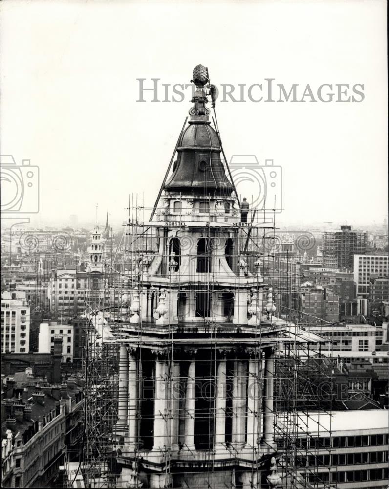 1962 Press Photo Cleaning St Paul's Cathedral - Historic Images