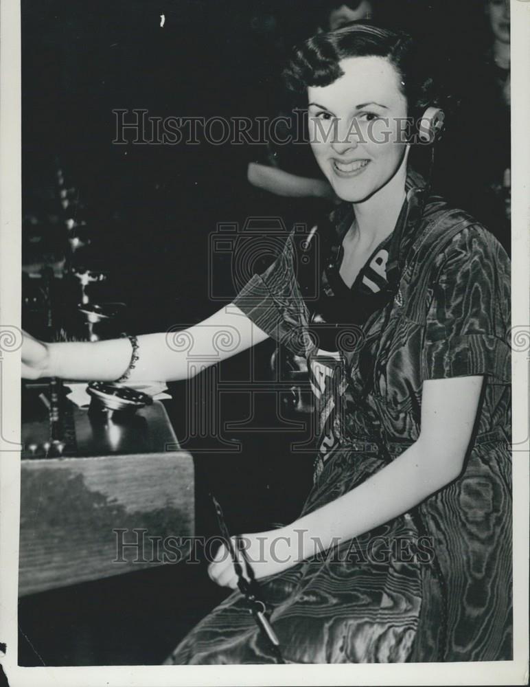 1951 Press Photo &quot;Miss Telephonist 1951&quot; - Eileen May Moss - Historic Images