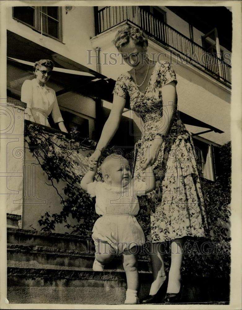 1955 Press Photo Great-Grandson Of King Haakon and mom Princess Ragnhild - Historic Images