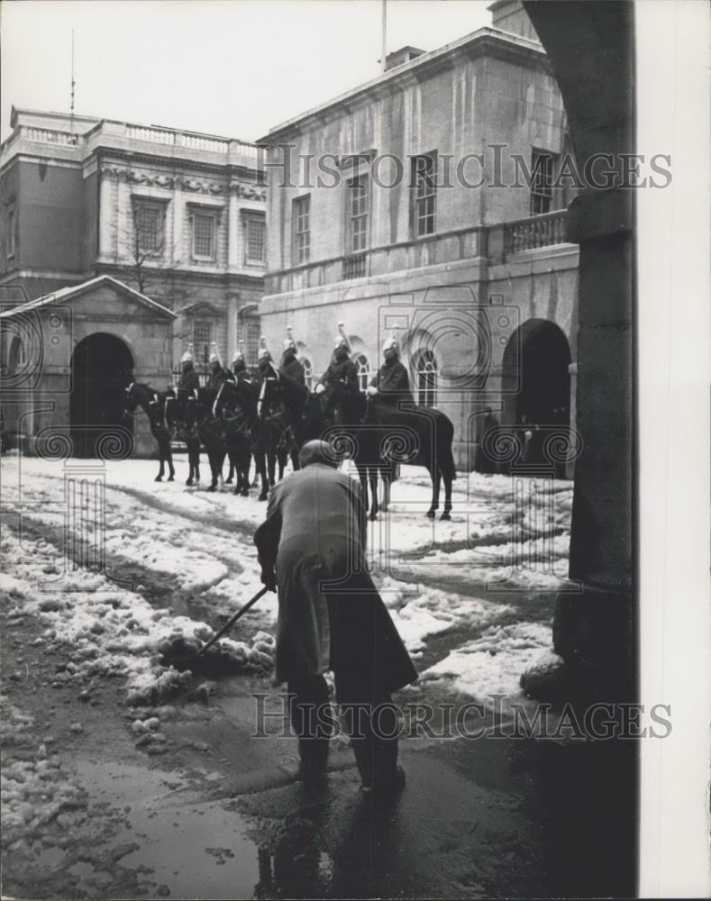 1968 Press Photo Guard changing takes place at Horse Guards Parade - Historic Images