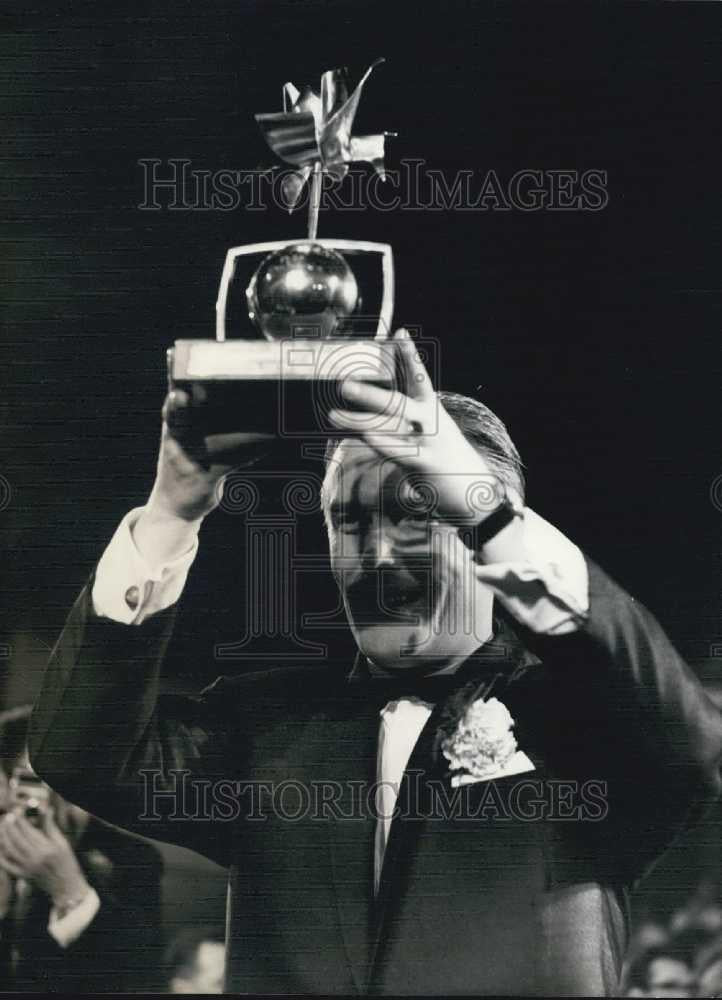 1965 Press Photo M. Aarre Elo Director Finland Television with Golden Rose Award - Historic Images